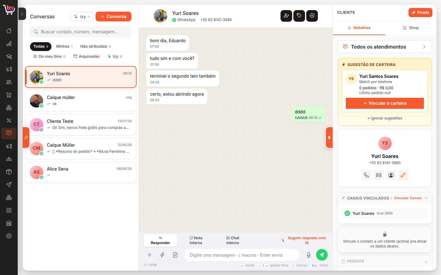 A caixa de entrada: filtros à esquerda, conversa no meio, ficha do cliente à direita